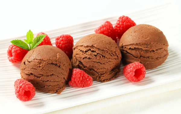 Шоколадное мороженое со свежей малиной — стоковое фото