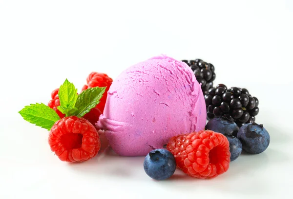 Fruit ice cream with fresh mixed berries — Stock Photo, Image