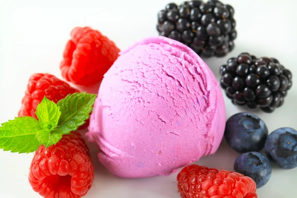Fruit ice cream with fresh mixed berries — Stock Photo, Image