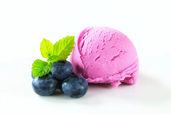 Fruit ice cream with fresh blueberries — Stock Photo, Image