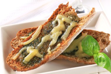 peynirli tost pesto ekmek