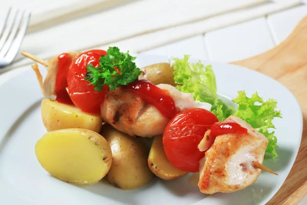 Chicken skewer with potatoes — Stock Photo, Image
