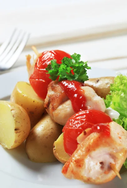Chicken skewer with potatoes — Stok fotoğraf