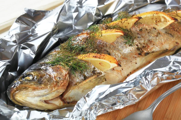 Baked trout with lemon and dill — Stock Photo, Image