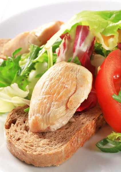 Chicken breast with green salad and bread — Stock Photo, Image