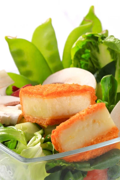 Grön sallad med stekt ost — Stockfoto