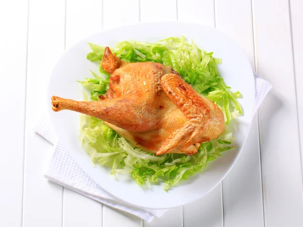 Pieczony kurczak z sałatą — Zdjęcie stockowe