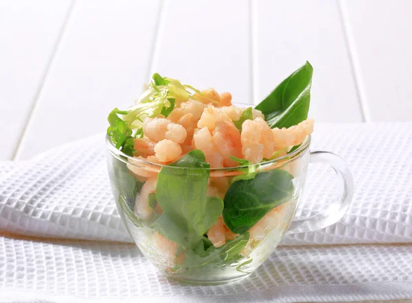 Shrimps with salad greens — Stock Photo, Image