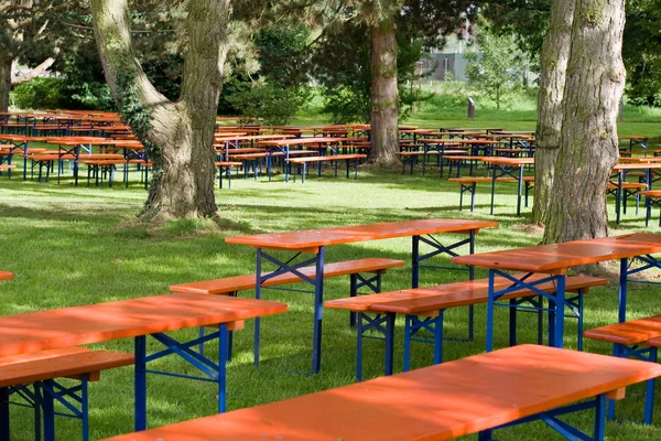 Tavoli e panche da birra — Foto Stock
