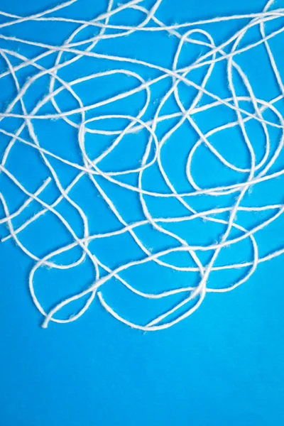 Chaînes abstraites en laine blanche sur fond bleu avec espace de copie — Photo