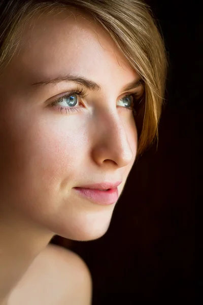 Portrait of a young woman looking away — Stock Photo, Image