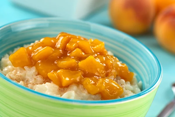 Riisi Pudding persikka Compote — kuvapankkivalokuva