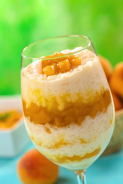 Рисовый пудинг с персиковым компотом — стоковое фото
