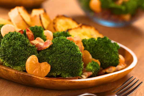 Brokoli mandalina jambon salatası — Stok fotoğraf