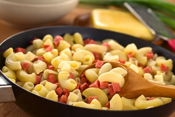Armbåge pasta med korv bitar — Stockfoto