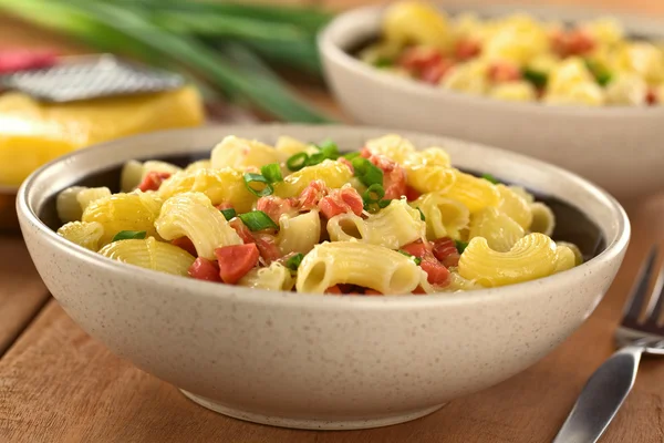 Armbåge pasta med korv, ost och grön lök — Stockfoto