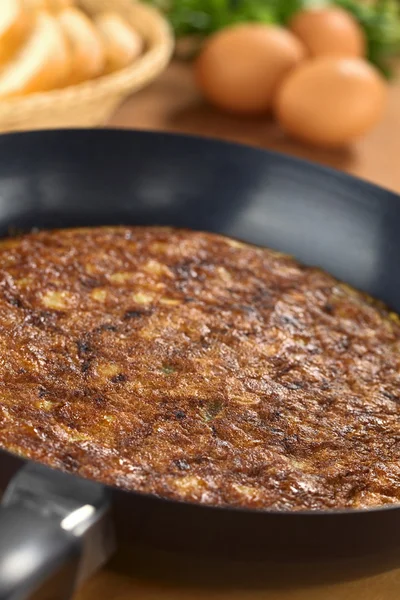Förbereda spansk tortilla omelett — Stockfoto