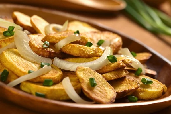 Smažené brambory s cibulkou — Stock fotografie