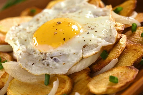 Жареное яйцо на жареной картошке — стоковое фото