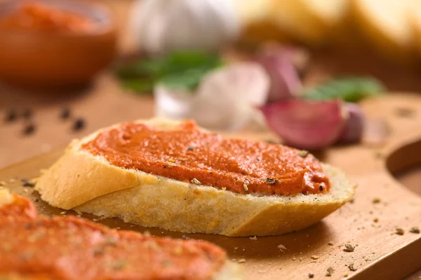 Espalhe de manteiga de tomate em Baguette — Fotografia de Stock