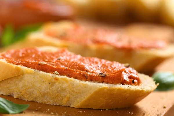 Mantequilla de tomate untada en Baguette —  Fotos de Stock
