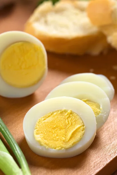 Hart gekochtes Ei in Scheiben geschnitten — Stockfoto