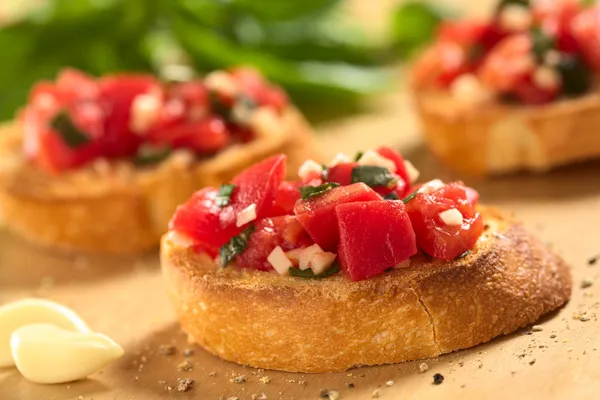 Bruschetta s rajčaty, česnekem a bazalkou — Stock fotografie