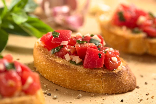 Bruschetta mit Tomate, Knoblauch und Basilikum — Stockfoto