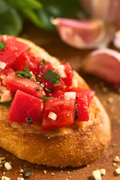Bruschetta med tomat, vitlök och basilika — Stockfoto