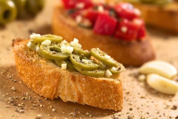 Bruschetta med oliver och vitlök — Stockfoto
