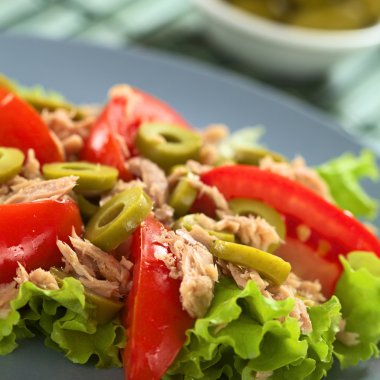 Tuna zeytin ve domates salatası