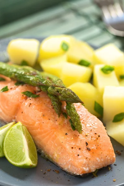 Baked Salmon with Asparagus — Stock Photo, Image