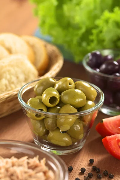 Zielone oliwki i inne składniki sałatka — Zdjęcie stockowe