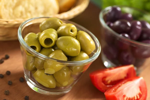 Zielone oliwki i inne składniki sałatka — Zdjęcie stockowe
