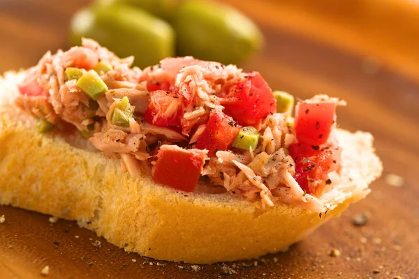 Chleb z tuńczyka z oliwek i pomidorów rozprzestrzeniania się — Zdjęcie stockowe