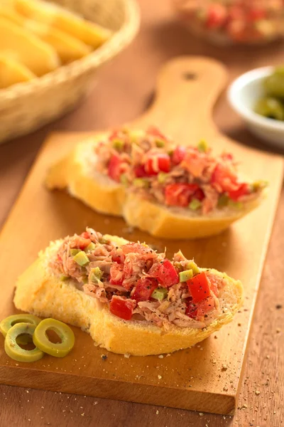 빵 참치 올리브와 토마토 확산 — 스톡 사진