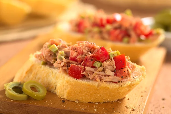 Chléb s pomazánkou oliv a rajčat — Stock fotografie
