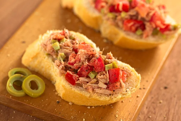 Chleb z tuńczyka z oliwek i pomidorów rozprzestrzeniania się — Zdjęcie stockowe