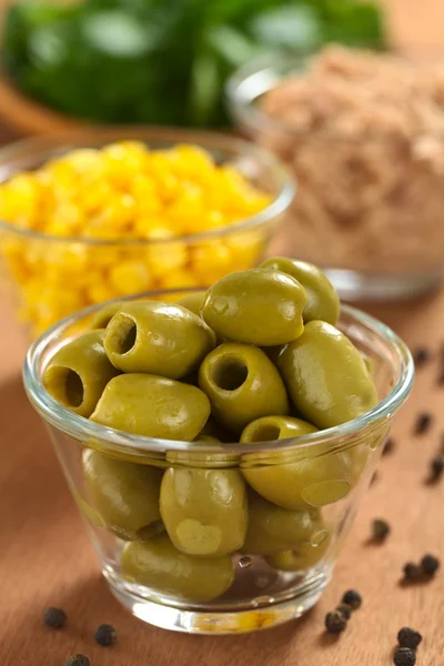 Зелені оливки і інші інгредієнти салату — стокове фото