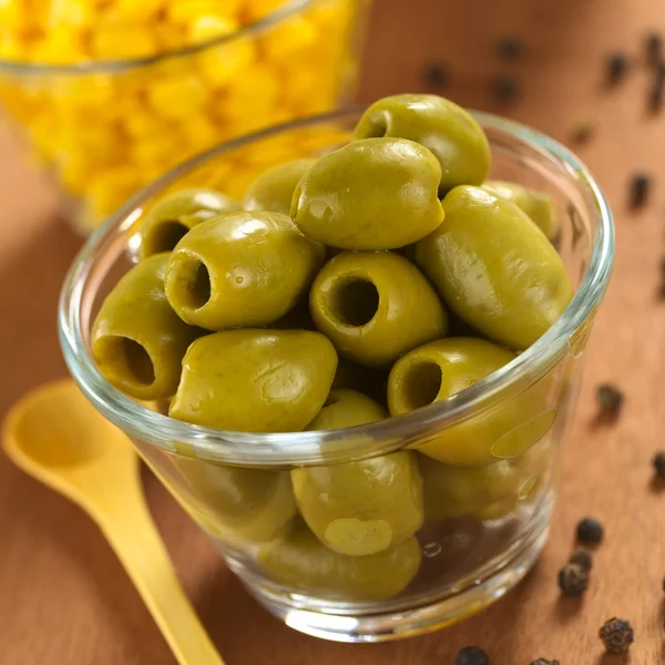 Grüne Oliven und Mais — Stockfoto