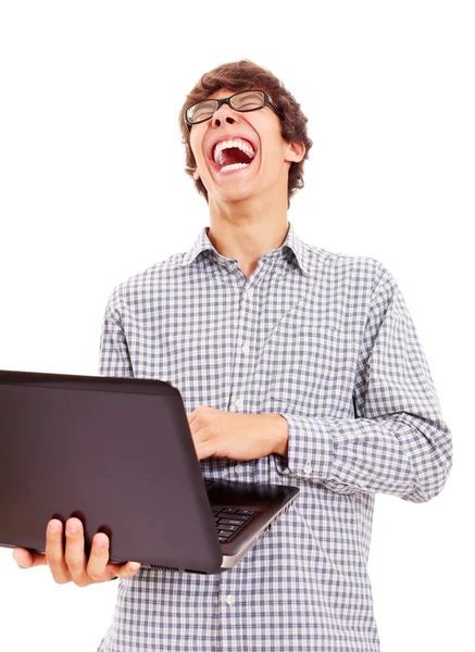 Смеющийся смешной парень с ноутбуком — стоковое фото