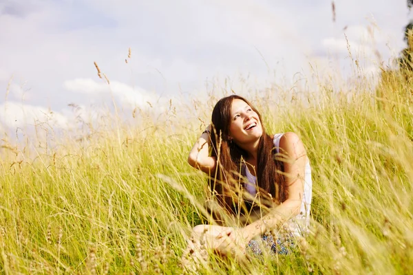 Docela usměvavá dívka letní venkovní — Stock fotografie