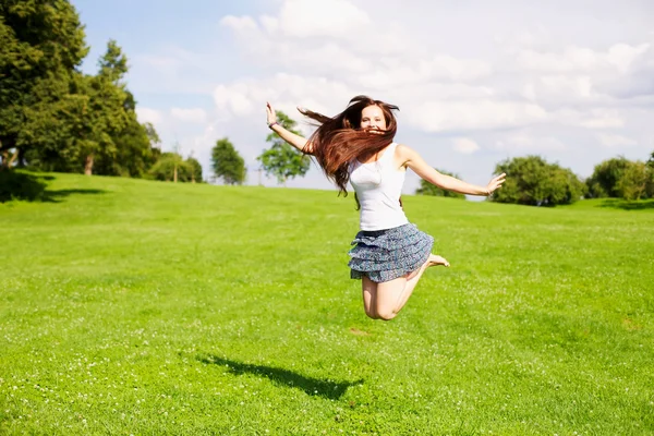 Jeune femme sautant en plein air — Photo