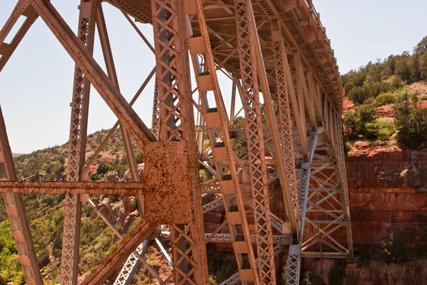 Puente de metal naranja — Foto de Stock