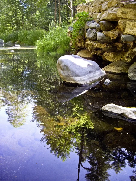 Rocas en un arroyo tranquilo —  Fotos de Stock
