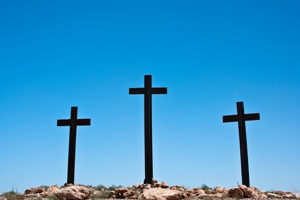 Três cruzes no céu azul — Fotografia de Stock