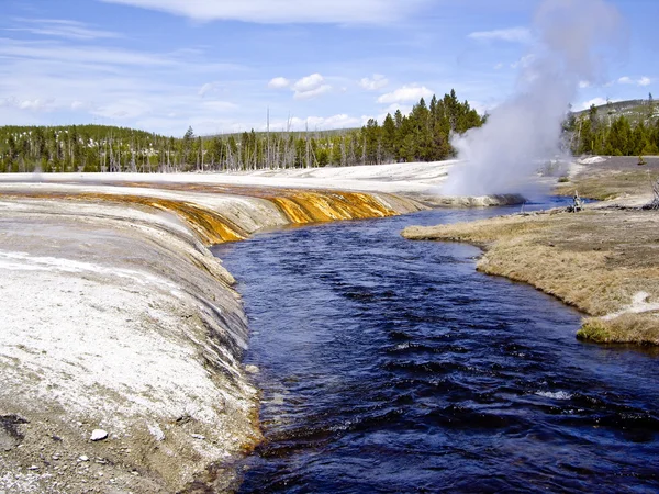 Steam ventiler på Yellowstonefloden — Stockfoto
