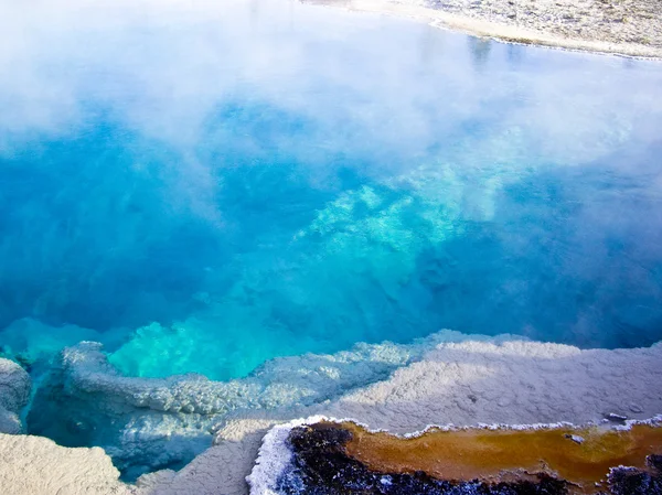 Kouřící modré termální bazén yellowstone — Stock fotografie