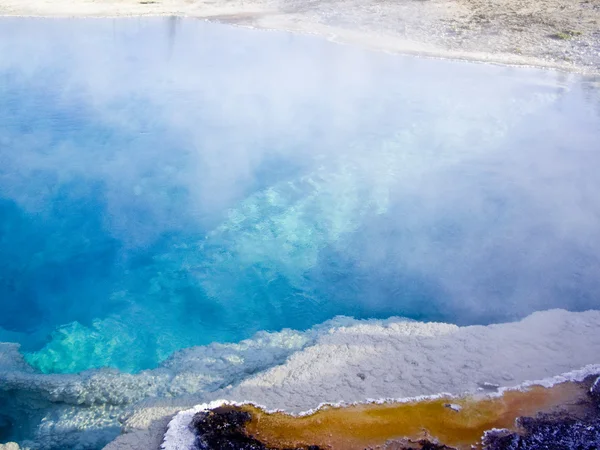 Blue geothermal pool Yellowstone — Stock Photo, Image