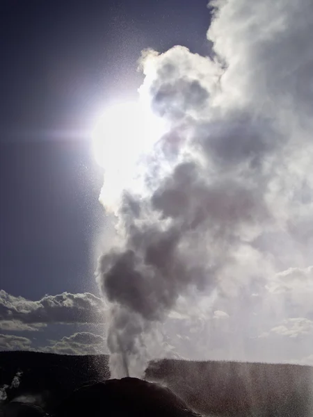 Solljus genom ångan från lion geyser — Stockfoto